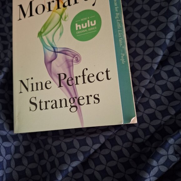 nine perfect strangers - Picture 2 of 6